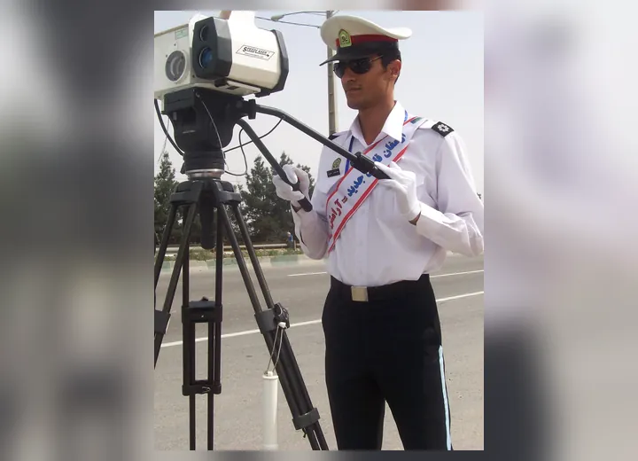 مامور پلیس راهور ایران در حال کنترل سرعت خودروها